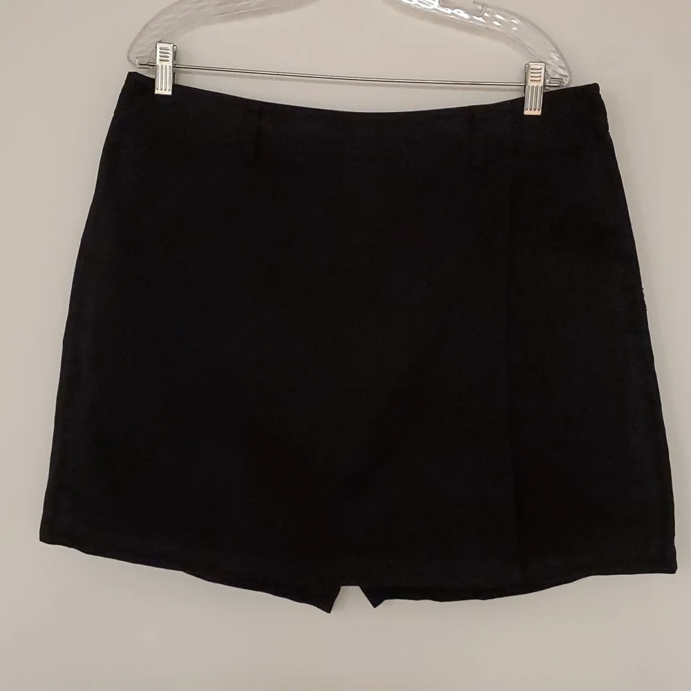 Rafaella Black skort front zipper hook closure flap sz. 16